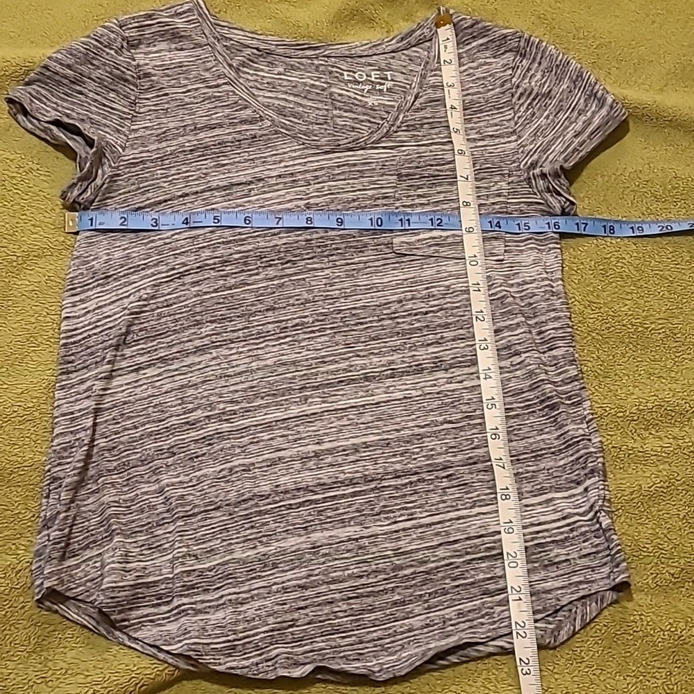 Ann Taylor Loft Vintage Soft Scoop Vneck Heather Black White Breast Pocket Sz XS - Picture 3 of 9